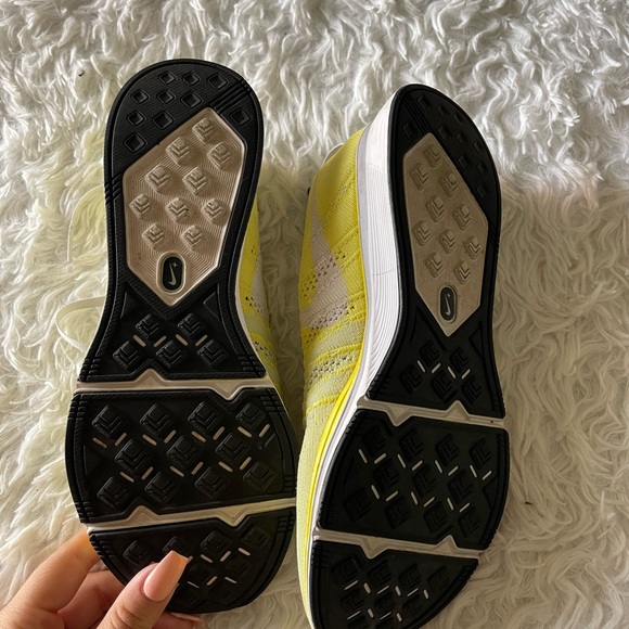 Yellow Nike Flyknit - Picture 3 of 7
